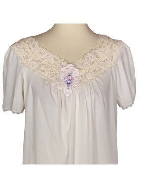 Vanity Fair nylon nightgown with lace trim Size Large
